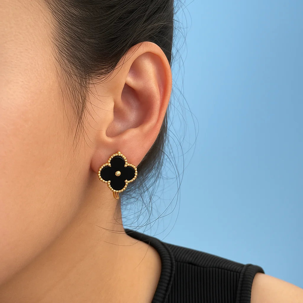 Elegant Clover Stud Earrings – Black Onyx / White Mother of Pearl
