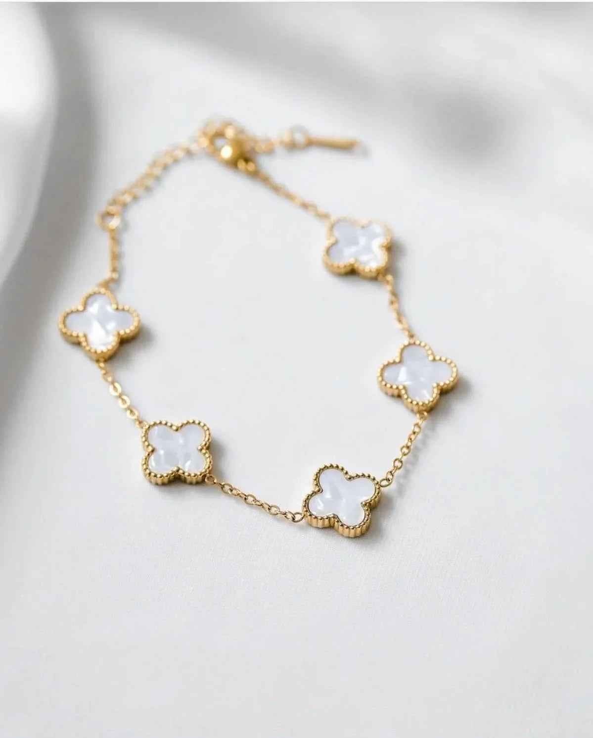 Clover Charm Anti - Tarnish Bracelet (2 Variants) - Gems and Glitter anta - tarnish