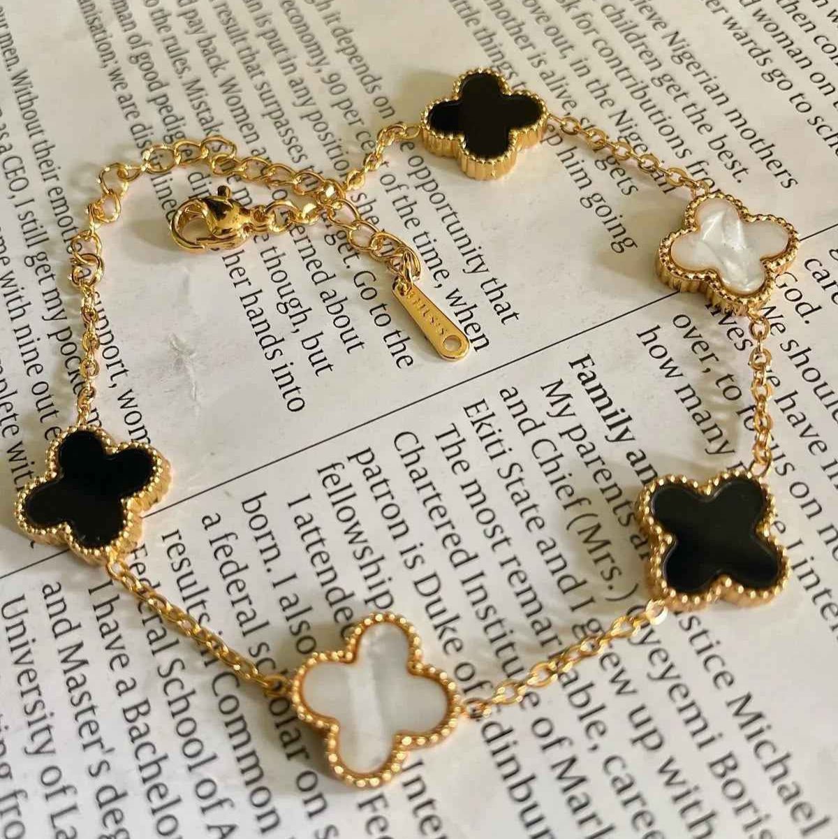 Clover Charm Anti - Tarnish Bracelet (2 Variants) - Gems and Glitter anta - tarnish