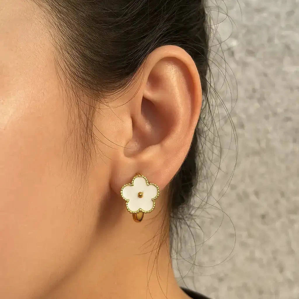 Elegant Clover Stud Earrings – Black Onyx / White Mother of Pearl