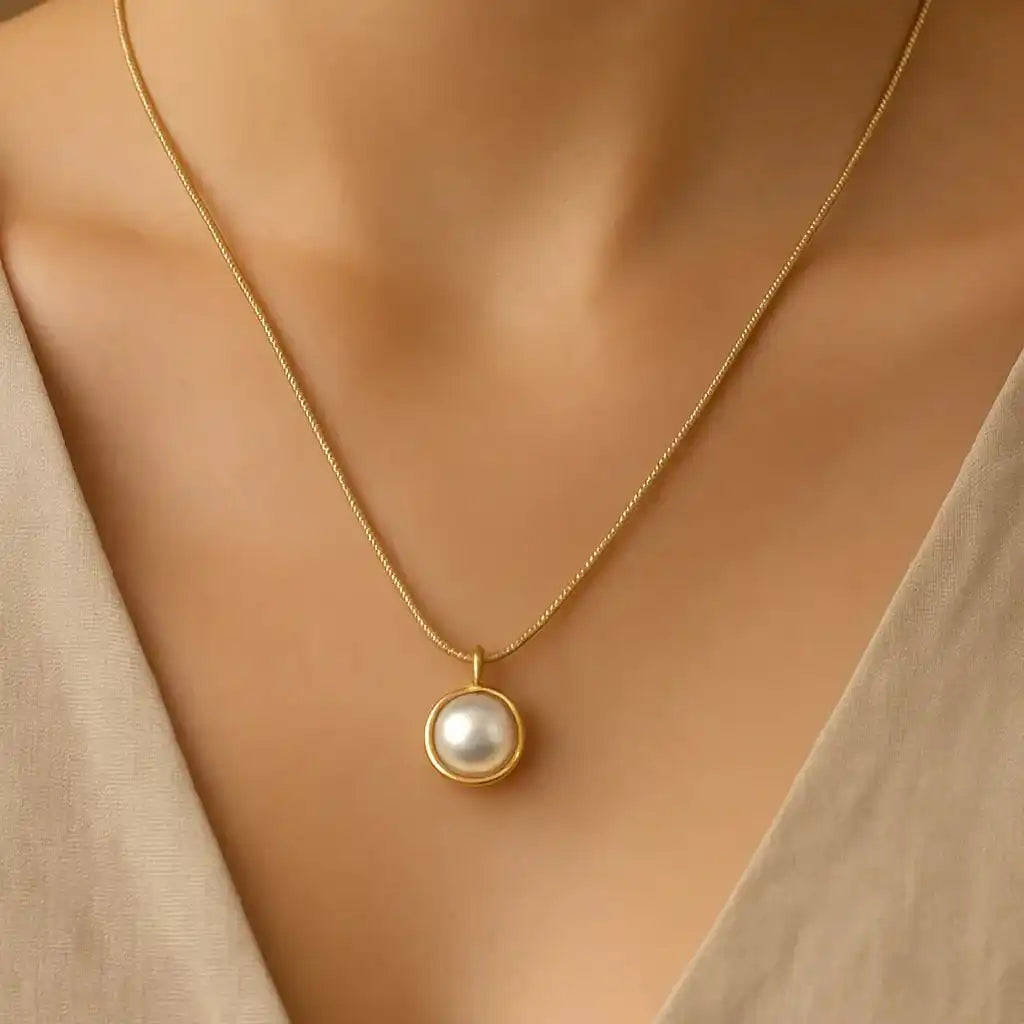 Elegant Gold-Plated Pearl Pendant Necklace Gems and Glitter