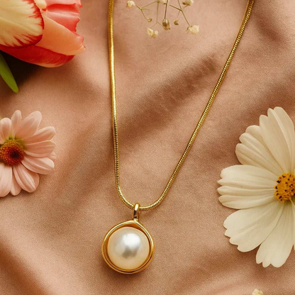 Elegant Gold-Plated Pearl Pendant Necklace Gems and Glitter