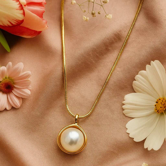 Elegant Gold-Plated Pearl Pendant Necklace Gems and Glitter